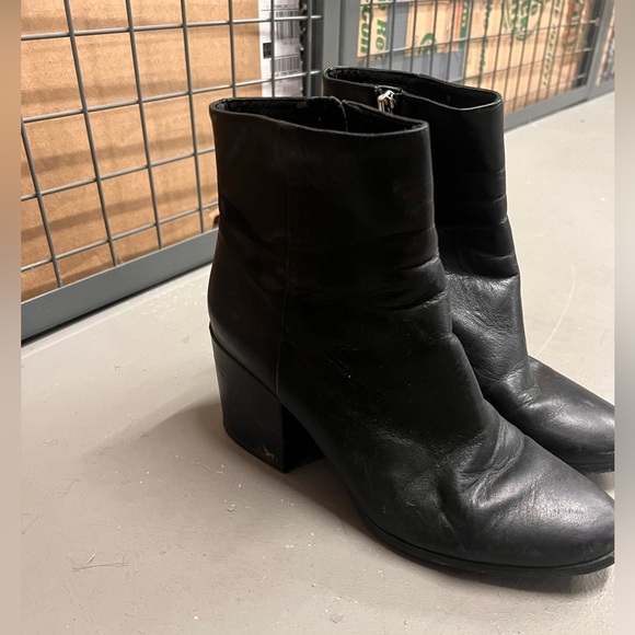 Black leather ankle boots - Picture 2 of 5